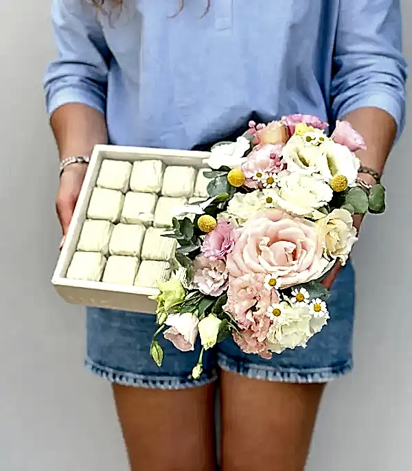 Grand Deluxe Bahar Çiçekleri 32Li Deri Çikolata Tepsisi