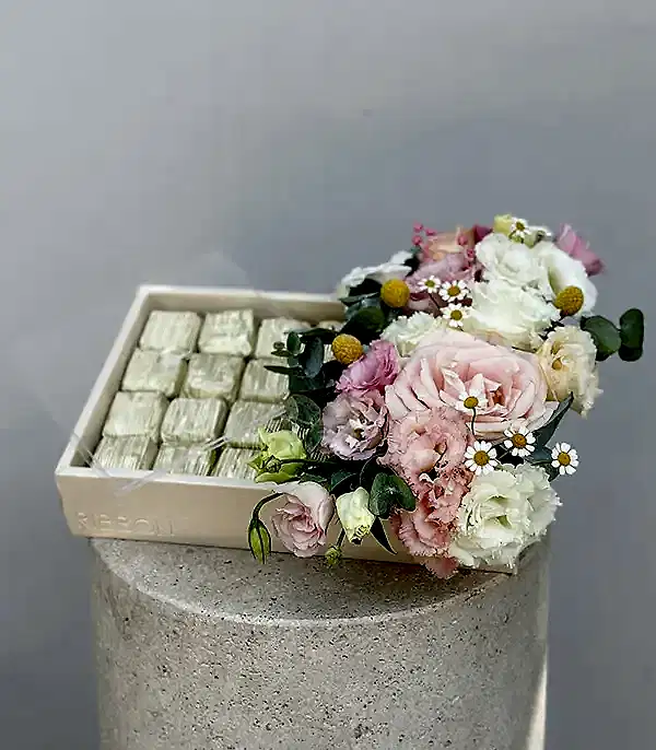 Grand Deluxe Bahar Çiçekleri 32Li Deri Çikolata Tepsisi