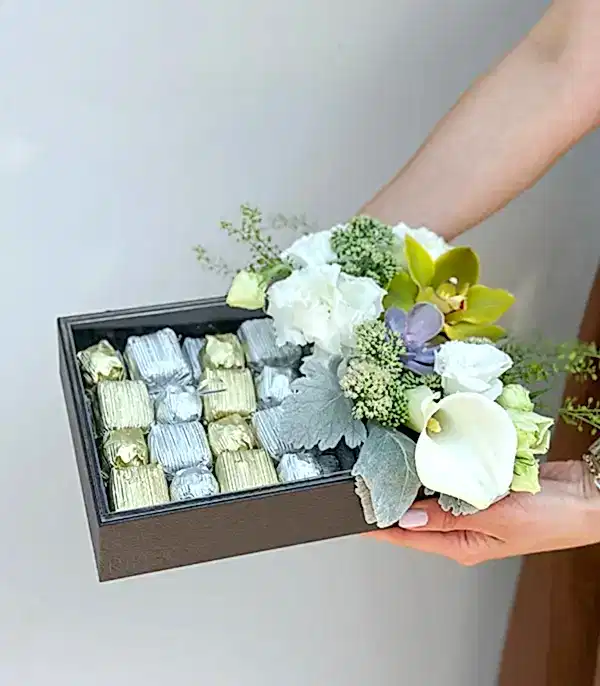 Grand Deluxe Beyaz Çiçekler 32Li Deri Çikolata Tepsisi