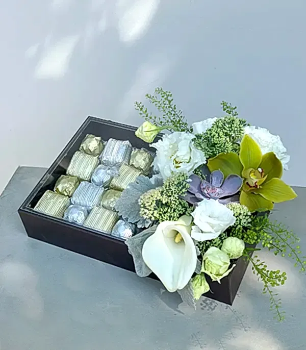 Grand Deluxe Beyaz Çiçekler 32Li Deri Çikolata Tepsisi