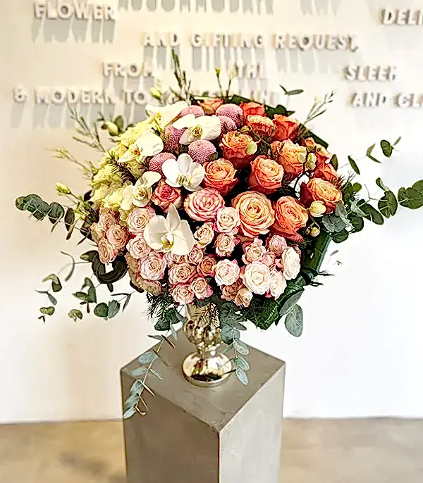 Grand Deluxe Beyaz Somon Gül Vazo Aranjman