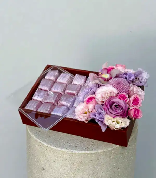 Grand Deluxe Lila Pembe Çiçekler 32Li Deri Çikolata Tepsisi