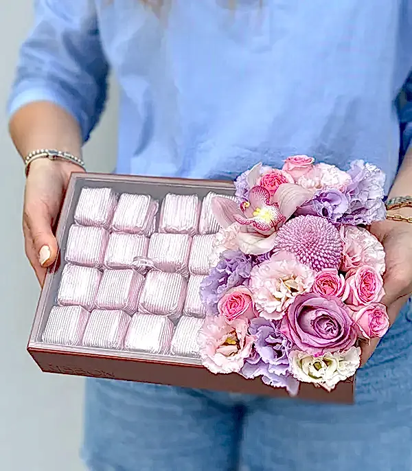 Grand Deluxe Lila Pembe Çiçekler 32Li Deri Çikolata Tepsisi