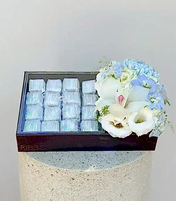 Grand Deluxe Mavi Beyaz Çiçekler 32Li Deri Çikolata Tepsisi