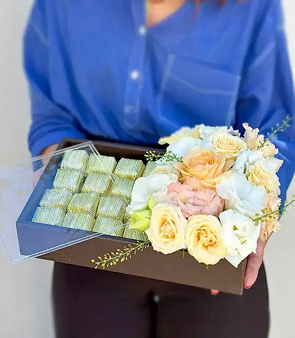 Grand Deluxe Pastel Çiçekler 32Li Deri Çikolata Tepsisi