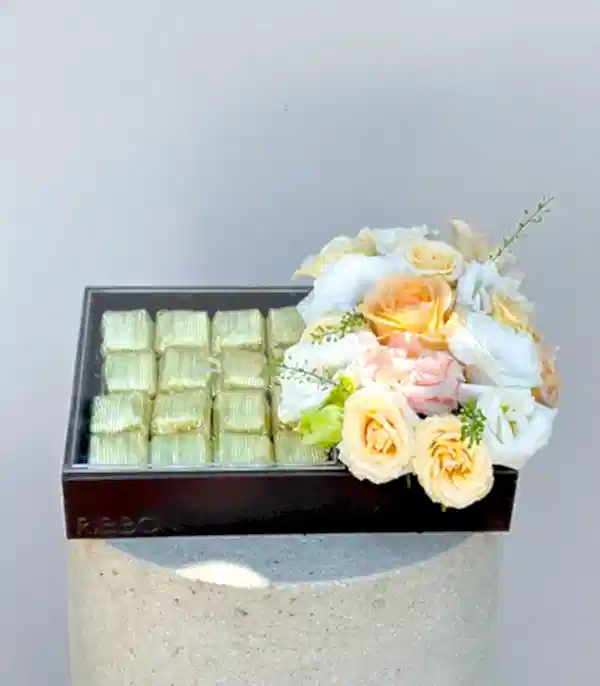 Grand Deluxe Pastel Çiçekler 32Li Deri Çikolata Tepsisi