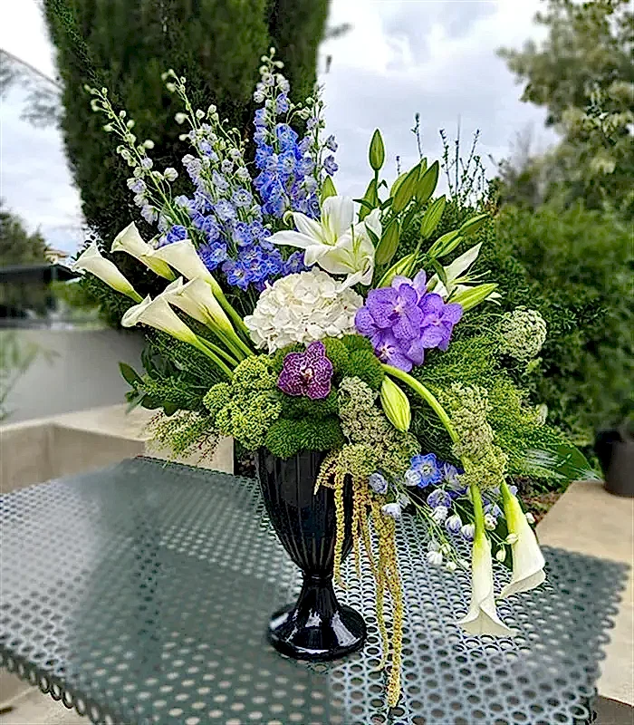 Grand Deluxe Siyah Vazoda Mavi Delfinyum Beyaz Ortanca Gala Aranjman