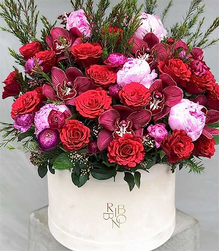 Grand Krem Kutuda Pembe Şakayık Kırmızı Güller