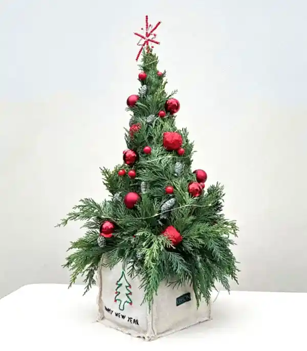 Happy New Year El İşi Kanvas Nakışlı Vazoda Çikolatalı El İşi Yılbaşı Ağacı