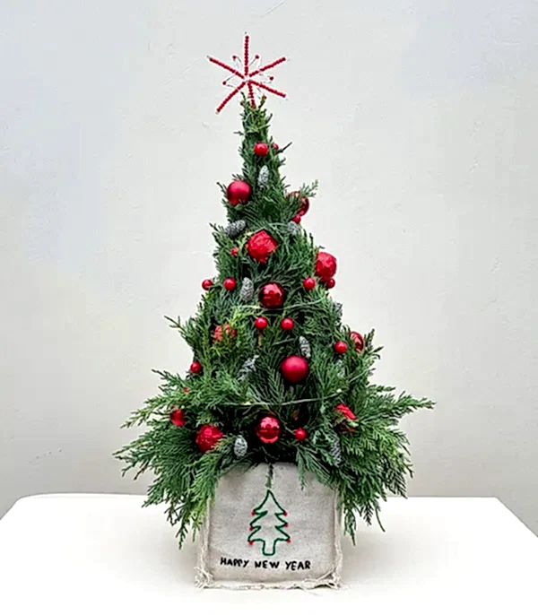 Happy New Year El İşi Kanvas Nakışlı Vazoda Çikolatalı El İşi Yılbaşı Ağacı