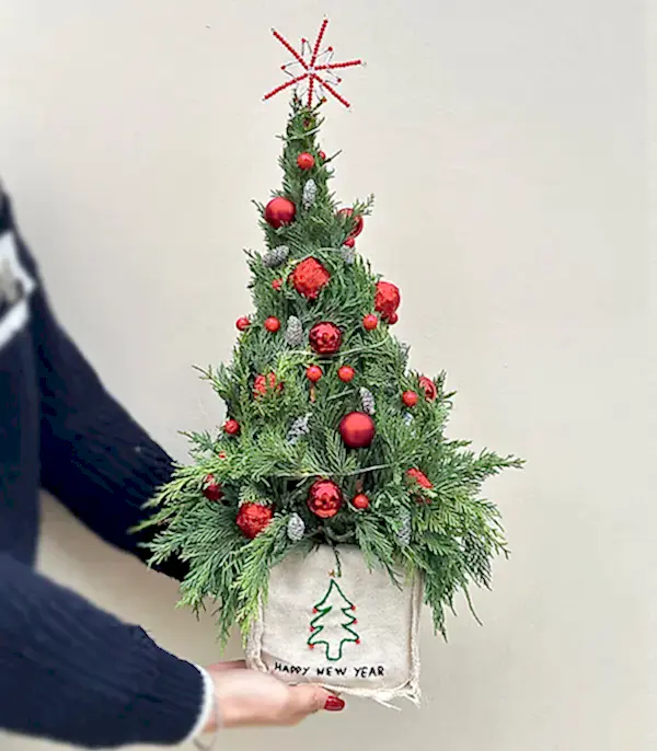 Happy New Year El İşi Kanvas Nakışlı Vazoda Çikolatalı El İşi Yılbaşı Ağacı