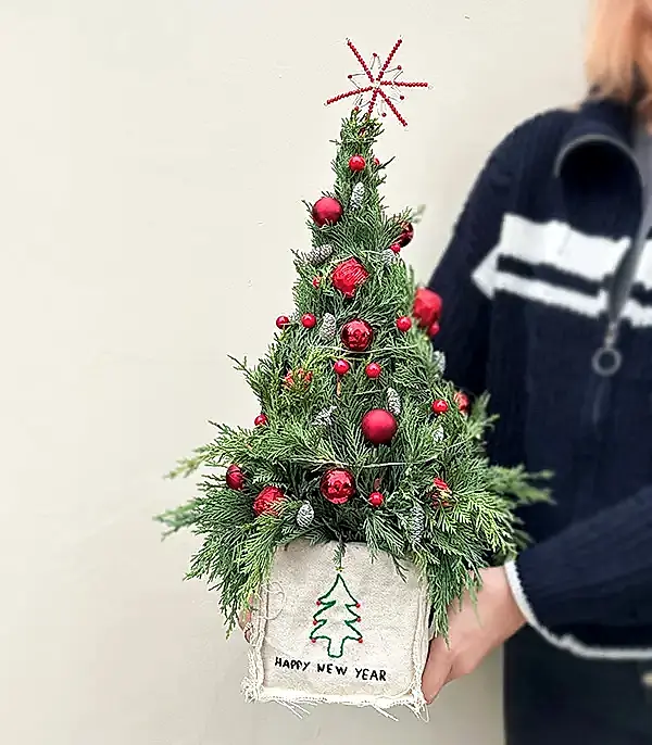 Happy New Year El İşi Kanvas Nakışlı Vazoda Çikolatalı El İşi Yılbaşı Ağacı