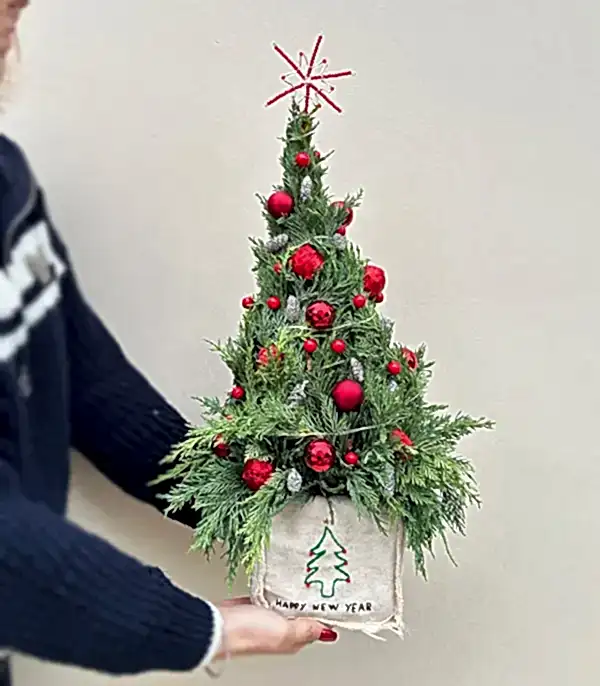 Happy New Year El İşi Kanvas Nakışlı Vazoda Çikolatalı El İşi Yılbaşı Ağacı