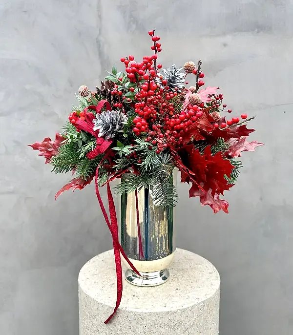 Holiday Bells Silver Vazoda Panoramik Yeni Yıl Ilex Aranjmanı