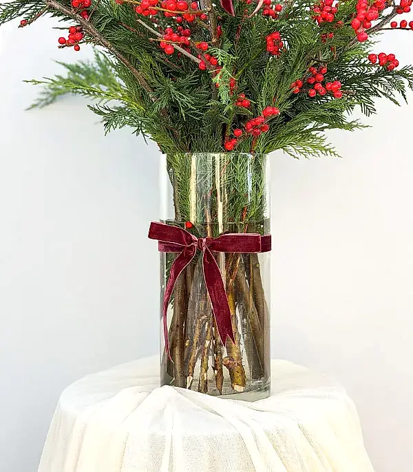 Holiday Grand Deluxe Vazoda 10 Kırmızı Ilex Aranjmanı