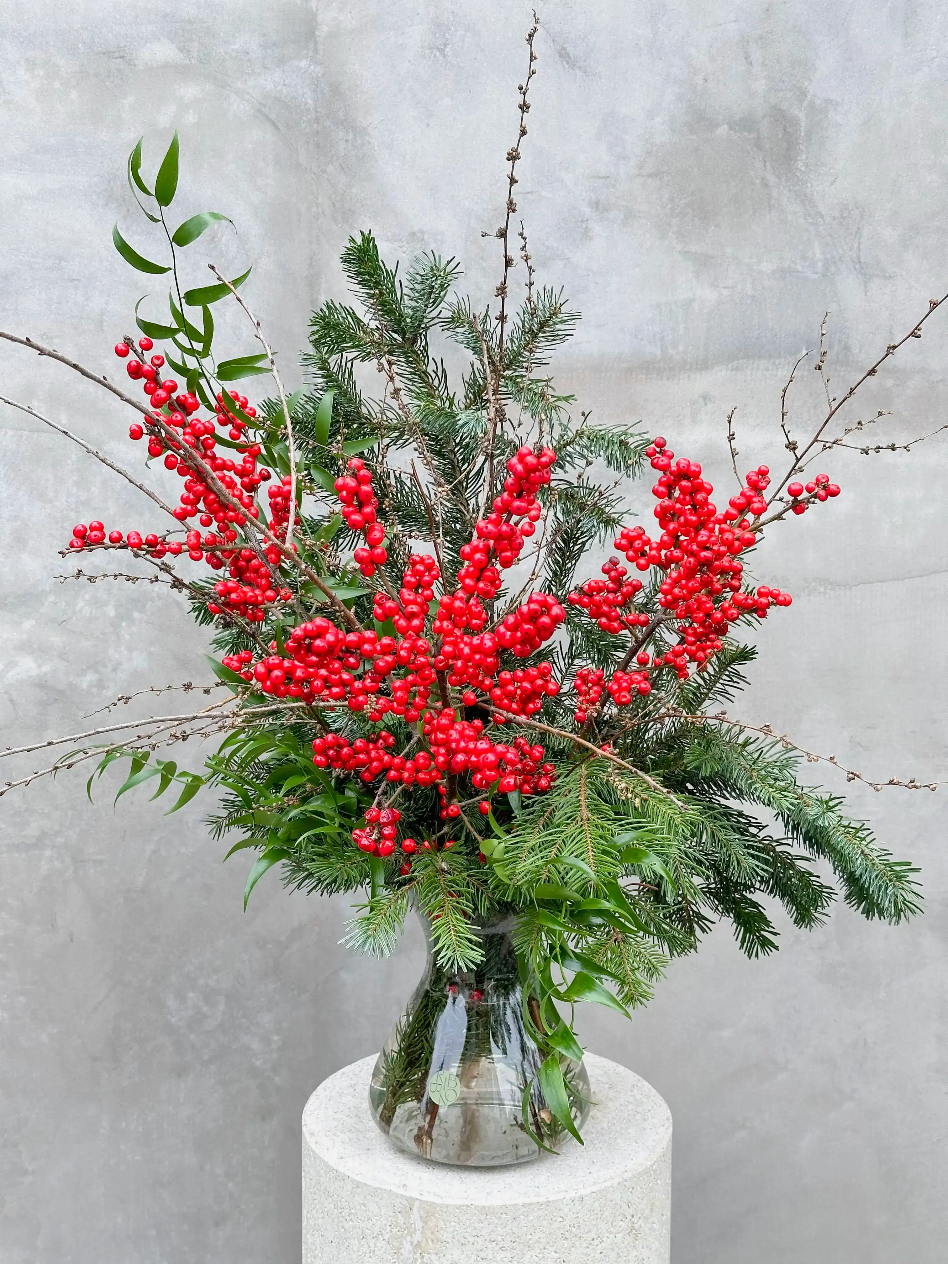 Holiday Vazoda Kırmızı Ilex Yılbaşı Aranjmanı