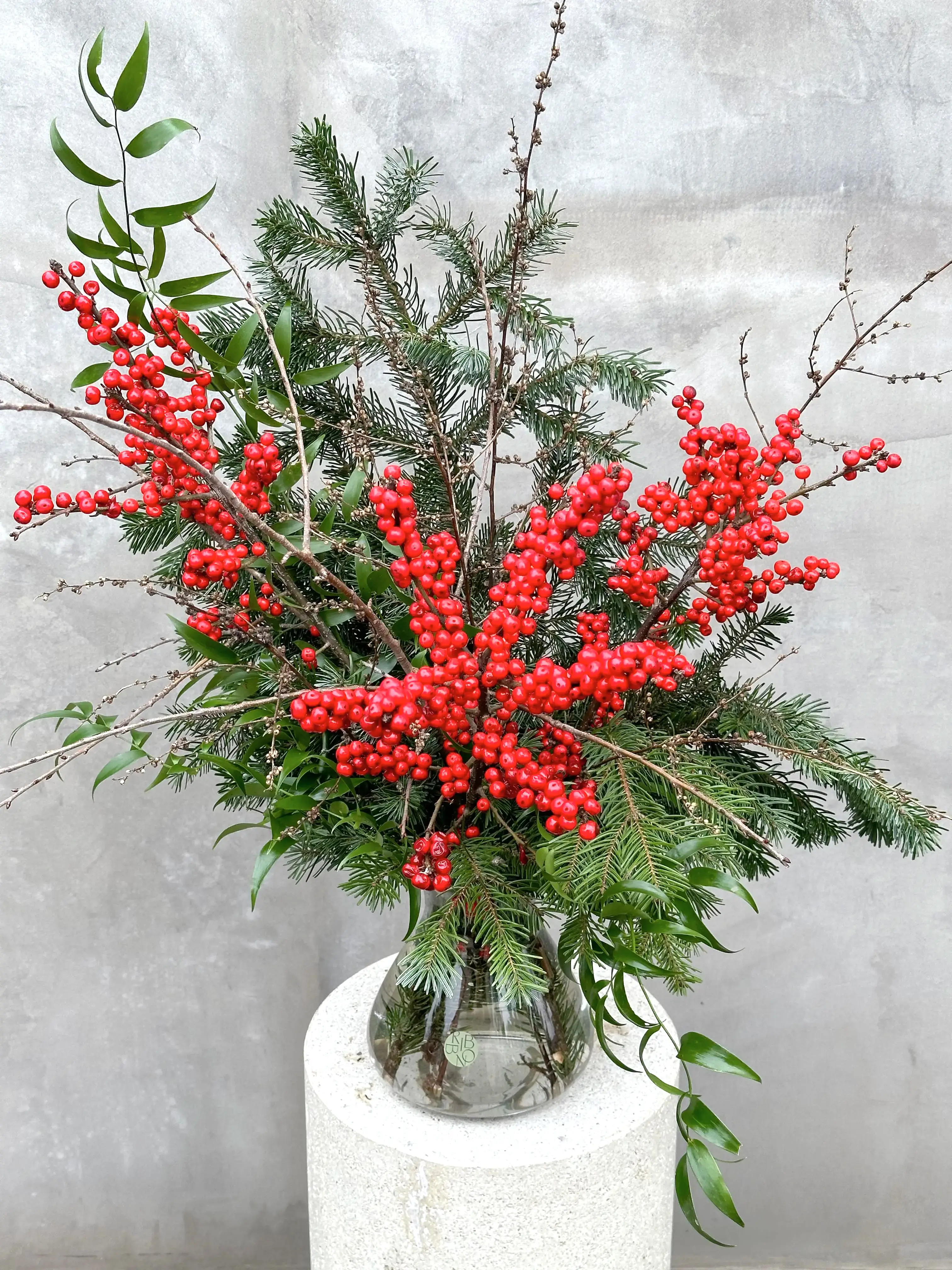 Holiday Vazoda Kırmızı Ilex Yılbaşı Aranjmanı