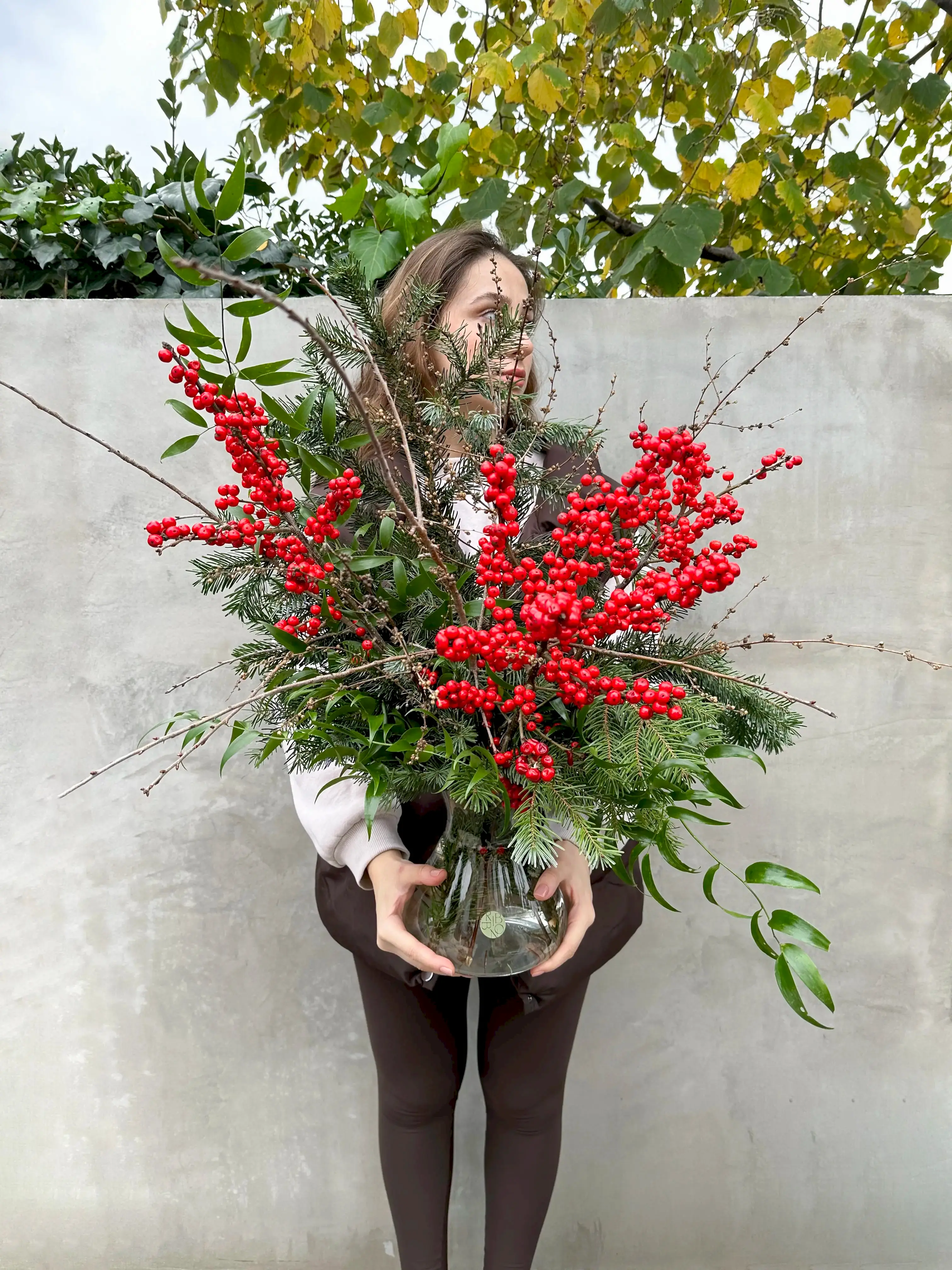 Holiday Vazoda Kırmızı Ilex Yılbaşı Aranjmanı