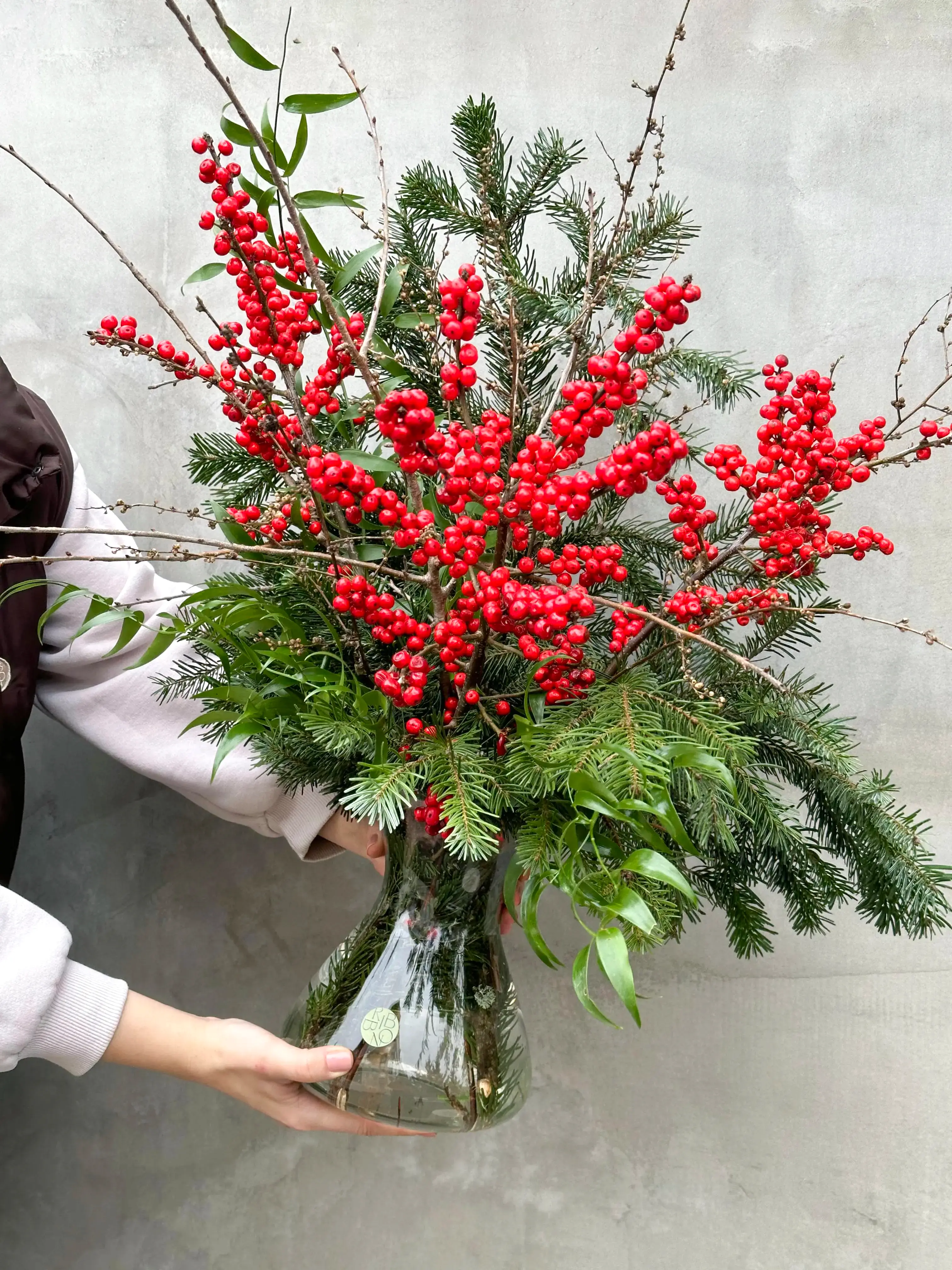 Holiday Vazoda Kırmızı Ilex Yılbaşı Aranjmanı