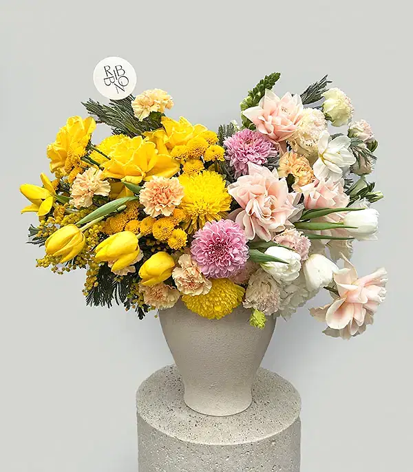 Honeyed Rose Deluxe Seramik Vazoda Sarı Somon Bahar Aranjmanı