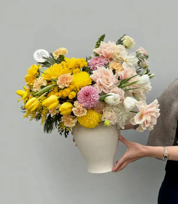 Honeyed Rose Deluxe Seramik Vazoda Sarı Somon Bahar Aranjmanı