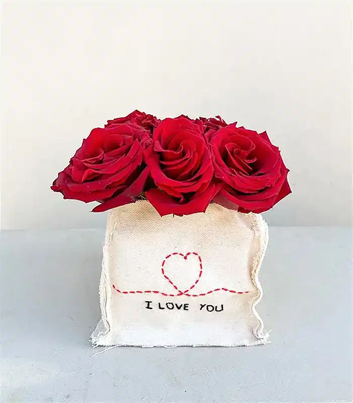 I Love You El İşi Kanvas Nakışlı Vazoda Kırmızı Güller Aranjmanı