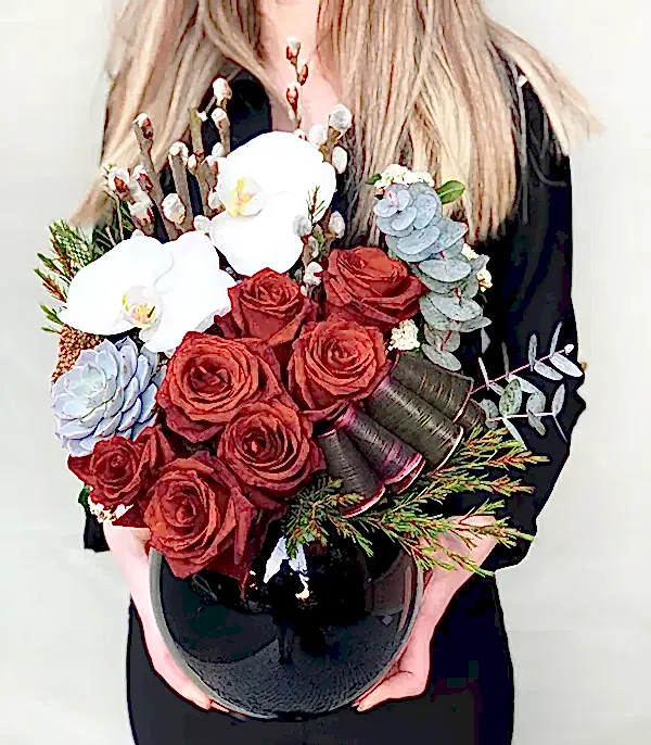 Jenny Kırmızı Gül Beyaz Orkide Siyah Vazo Aranjman