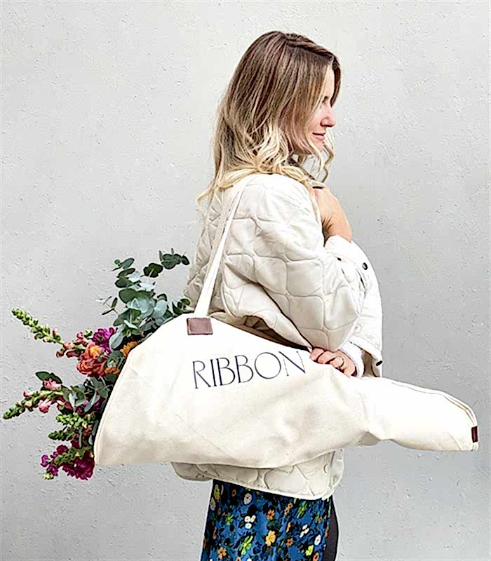 Just Because Deluxe Kanvas Çiçek Taşıma Çantasında Buket