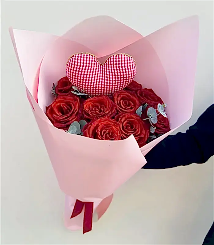 Kalp Figürlü 9 Kırmızı Gül Buketi
