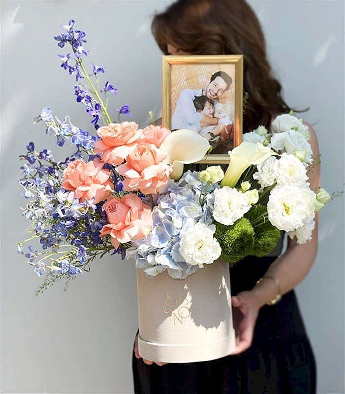 Kişiselleştirilebilir Fotoğraf Çerçeveli Krem Kutuda Çiçek Aranjmanı