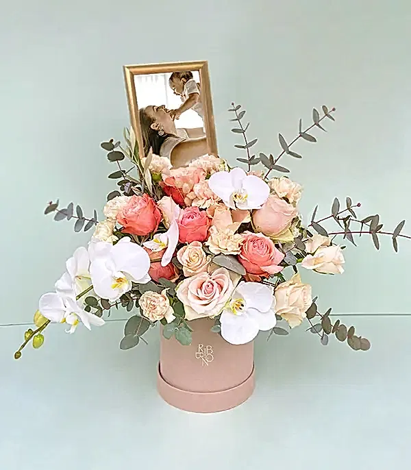 Kişiye Özel Çerçeveli Somon Beyaz Kutu Çiçek