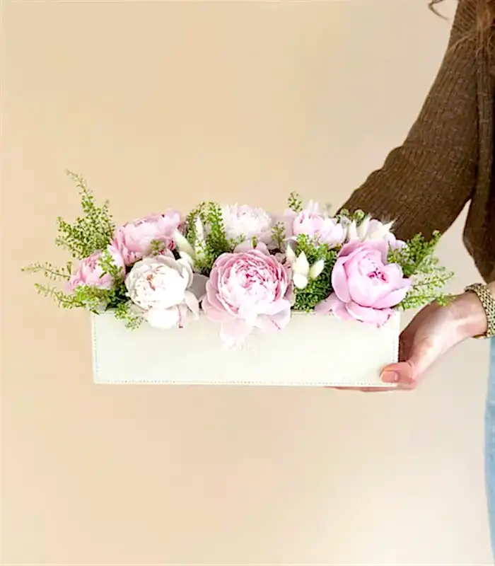 Krem Deri Kutu Pembe Şakayık Aranjmanı