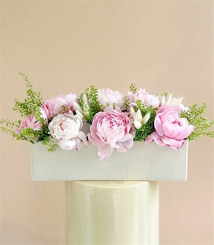 Krem Deri Kutu Pembe Şakayık Aranjmanı