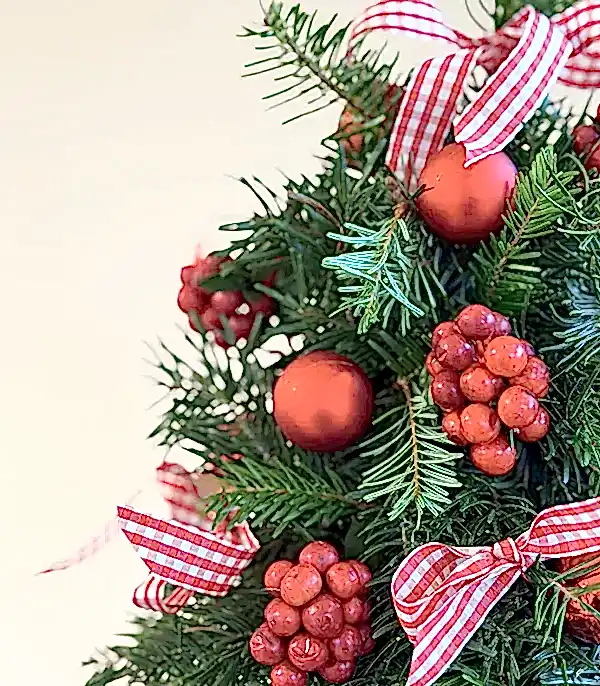 Krem Mini Kutuda Kokinalı Süslü El İşi Çam Ağacı