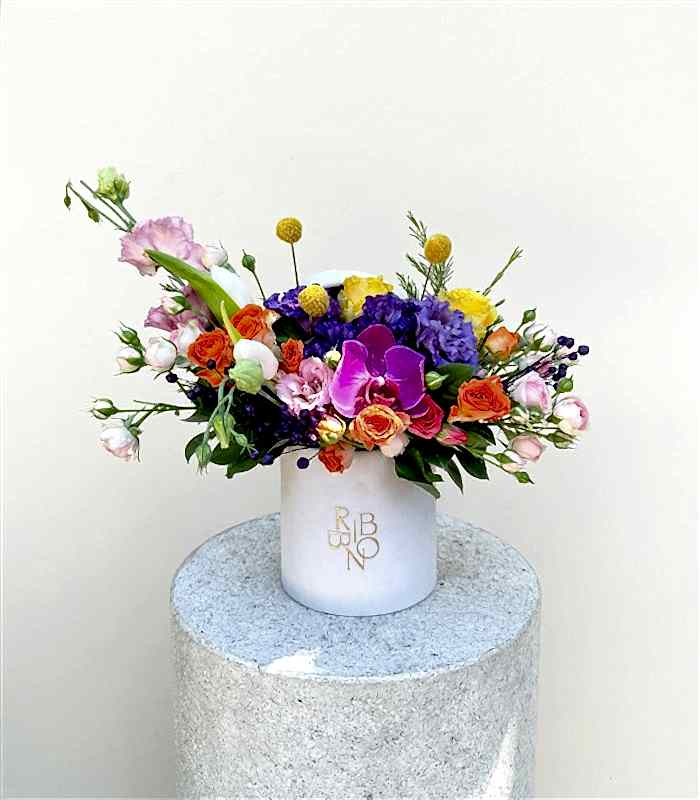 Krem Mini Kutuda Rengarenk Çiçekler Yaz Aranjmanı