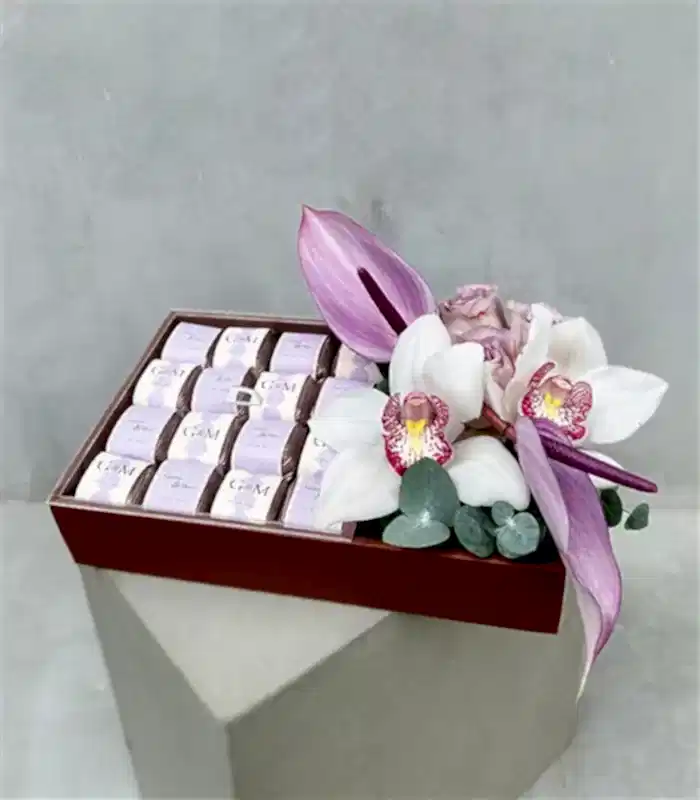 Lila Grand Deluxe İsme Özel 32Li Çikolata Tepsisi