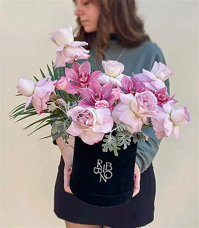 Lily Siyah Kadife Kutu Lila Güller Cymbidium Orkide Aranjmanı