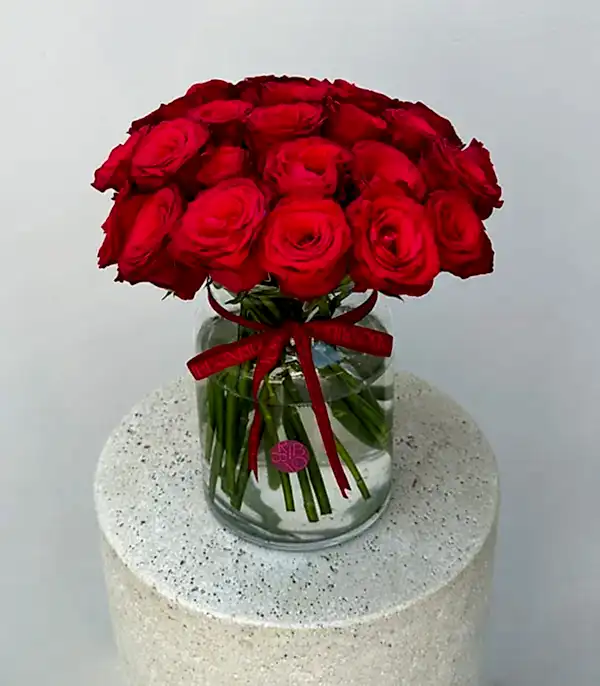 Lots of Love Cam Vazoda 25 Kırmızı Güller Aranjmanı