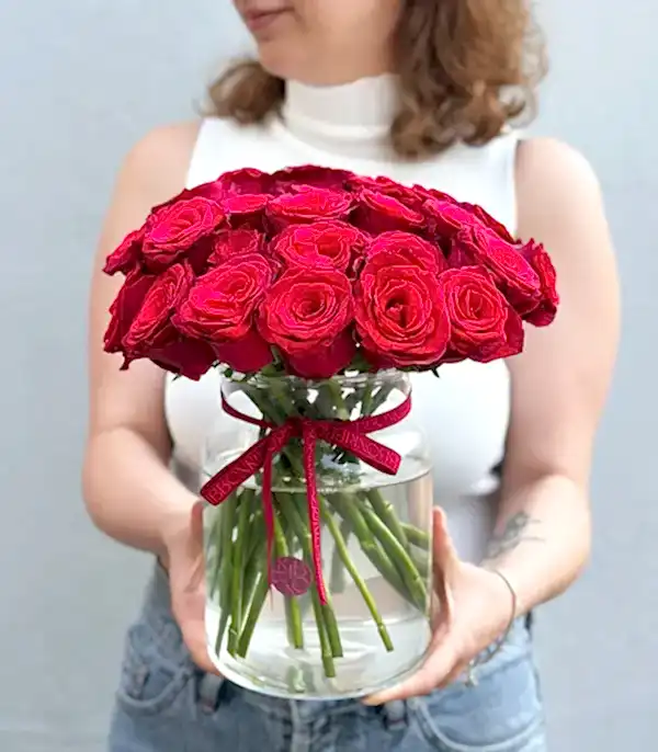 Lots of Love Cam Vazoda 25 Kırmızı Güller Aranjmanı