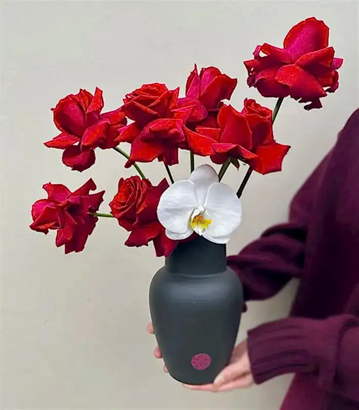 Loving Heart Siyah Seramik Vazoda Kırmızı Gül Aranjmanı