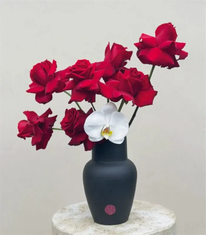 Loving Heart Siyah Seramik Vazoda Kırmızı Gül Aranjmanı