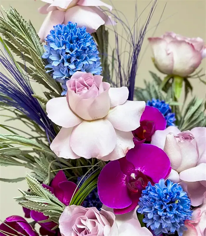 Lunar Krem Seramik Vazoda Mor Sümbül Lila Gül Aranjmanı