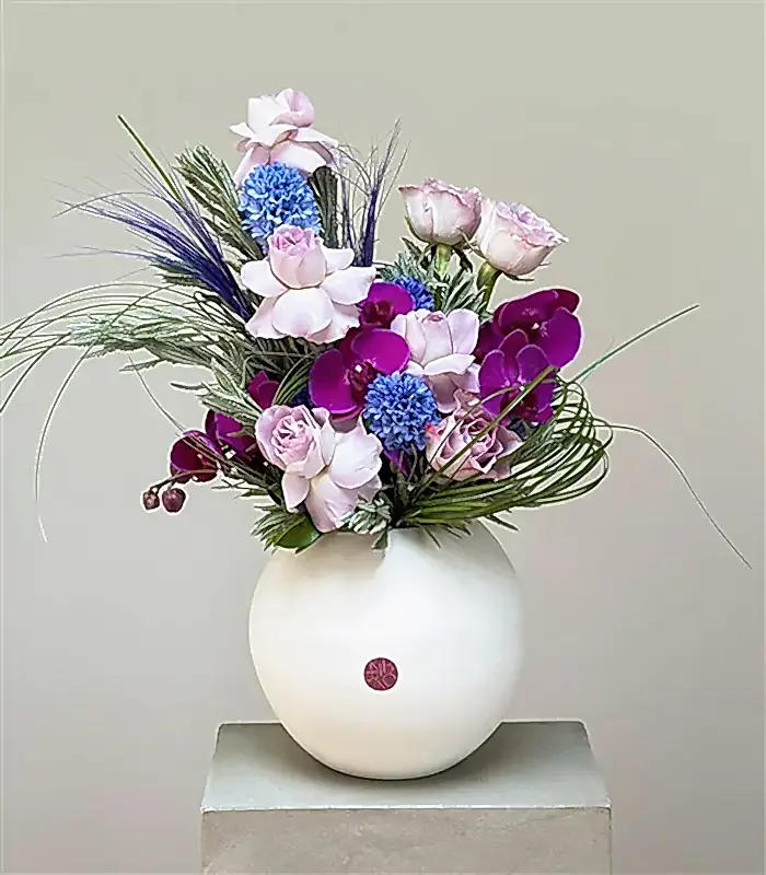 Lunar Krem Seramik Vazoda Mor Sümbül Lila Gül Aranjmanı