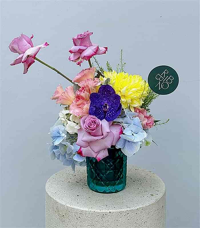 Maia Mavi Kristal Mini Vazoda Bahar Çiçekleri