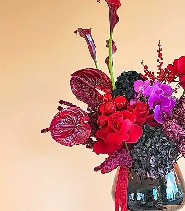Majesty Amber Vazoda Kırmızı İlex Bordo Anastasya Gül Yılbaşı Aranjmanı