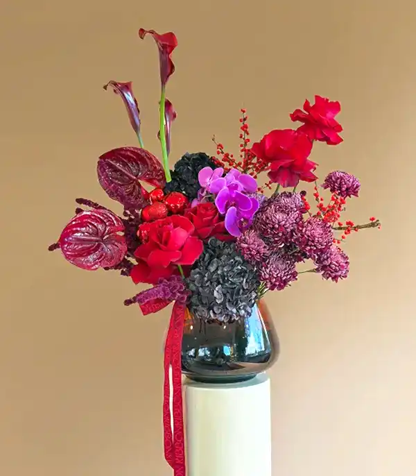 Majesty Amber Vazoda Kırmızı İlex Bordo Anastasya Gül Yılbaşı Aranjmanı