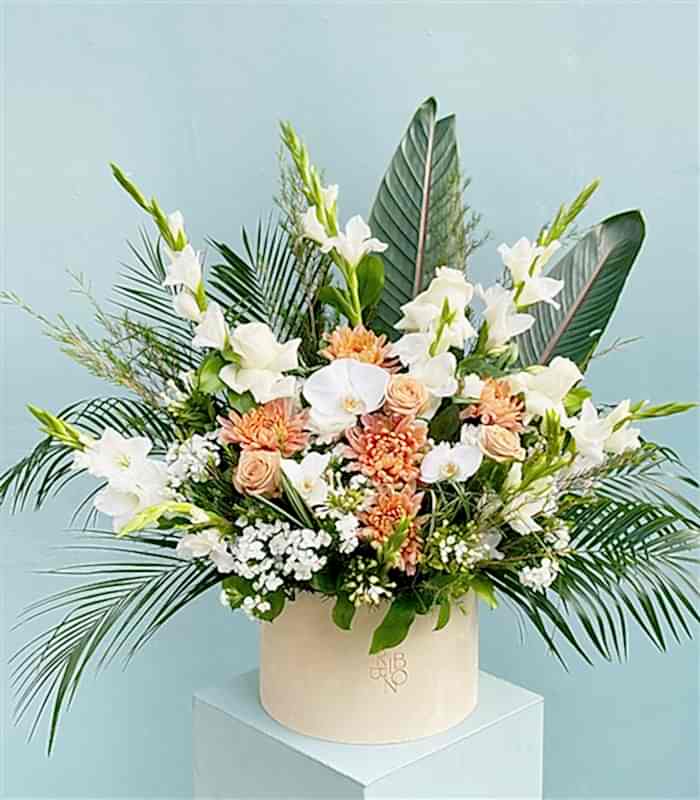 Make A Wish Grand Kutuda Karamel Güller Beyaz Çiçekler