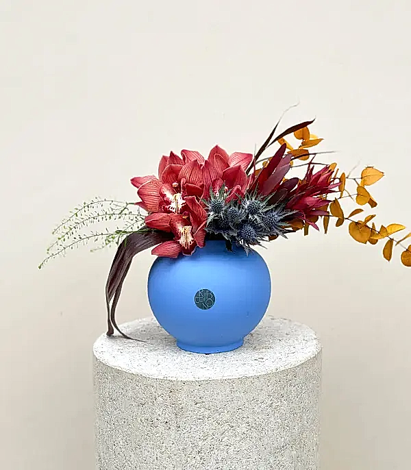 Milena Mavi Seramik Vazoda Turuncu Cymbidium Orkide Conebushes Aranjmanı