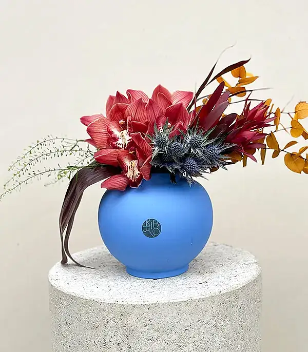 Milena Mavi Seramik Vazoda Turuncu Cymbidium Orkide Conebushes Aranjmanı