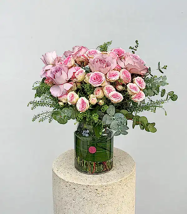 Moonlit Muse Cam Vazoda Lila Pembe Güller